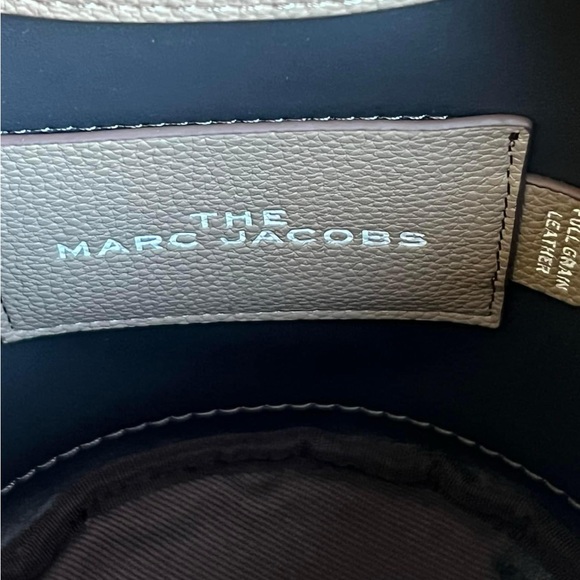 Marc Jacobs The Leather Bucket Bag - Picture 10 of 15